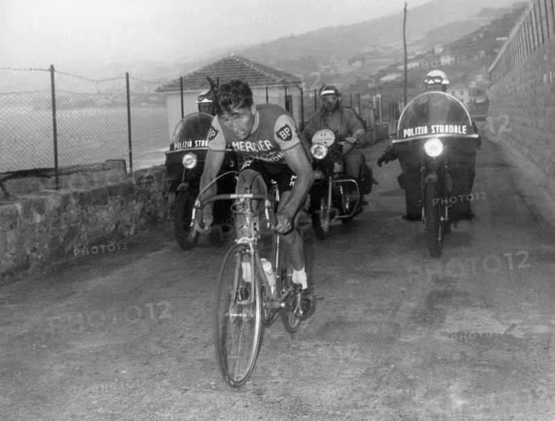 cyclisme, milano sanremo, le poulidor français s'échappant sur le poggio, 1961