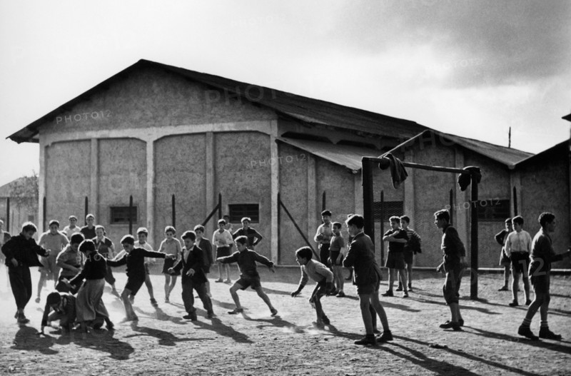 enfants jouant au football, 1952