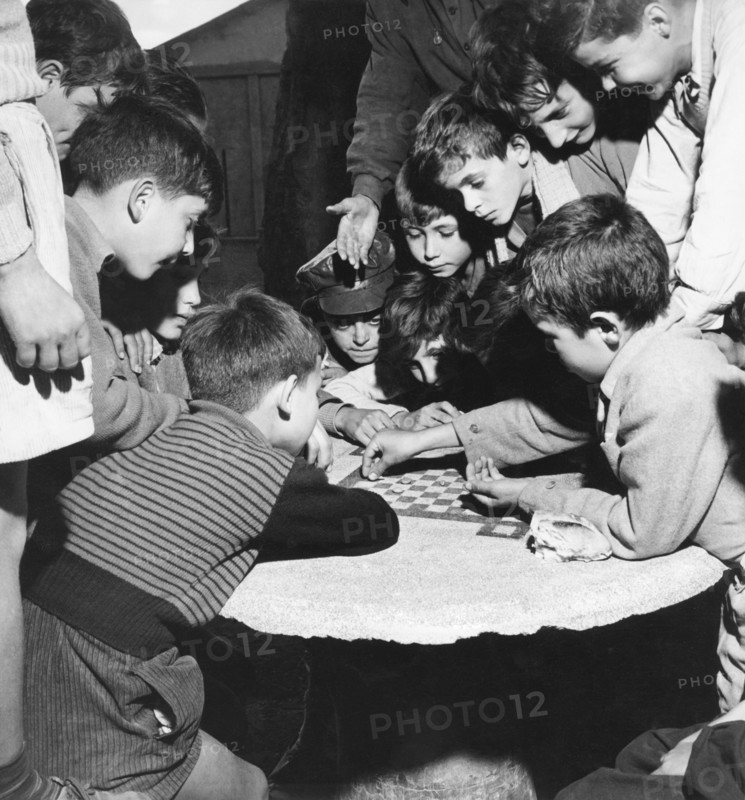 enfants jouant aux dames, 1952