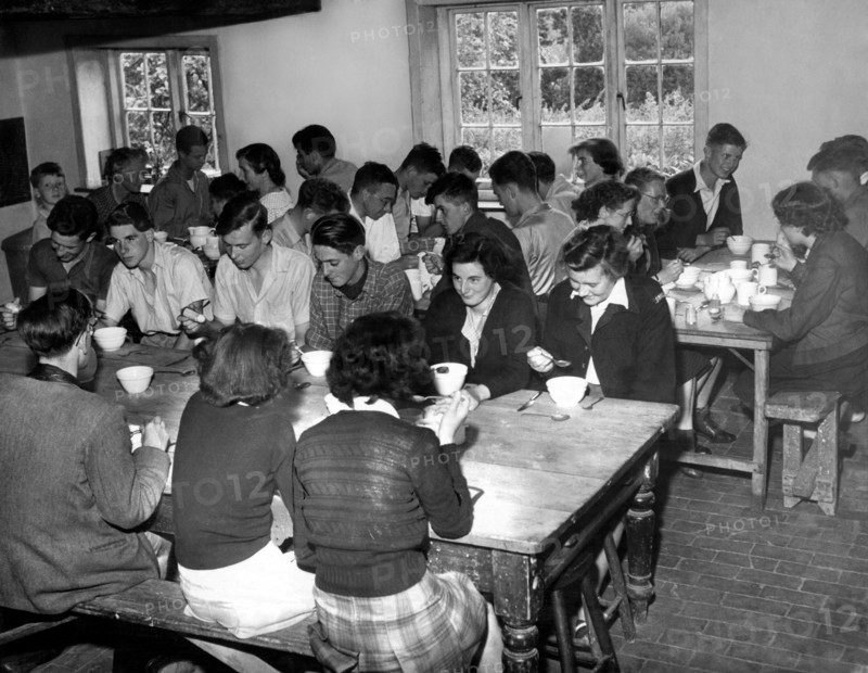 hôtel pour jeunes, enfants au petit déjeuner