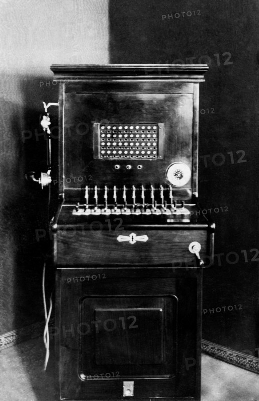 mobilier d'hôtel, standard téléphonique avec dispositif automatique