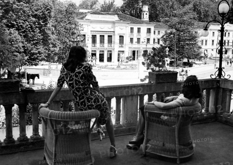 italie, veneto, abano terme, terrasse et deux femmes, établissement royal de l'horloge, 1930-1940