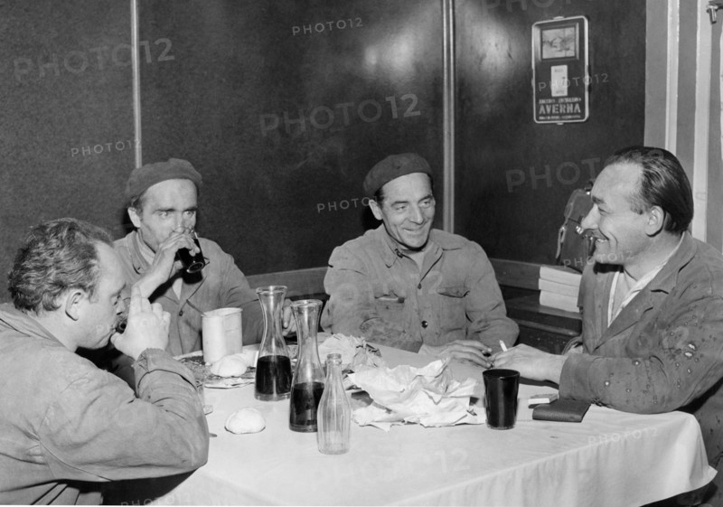 travailleurs en pause déjeuner, 1957