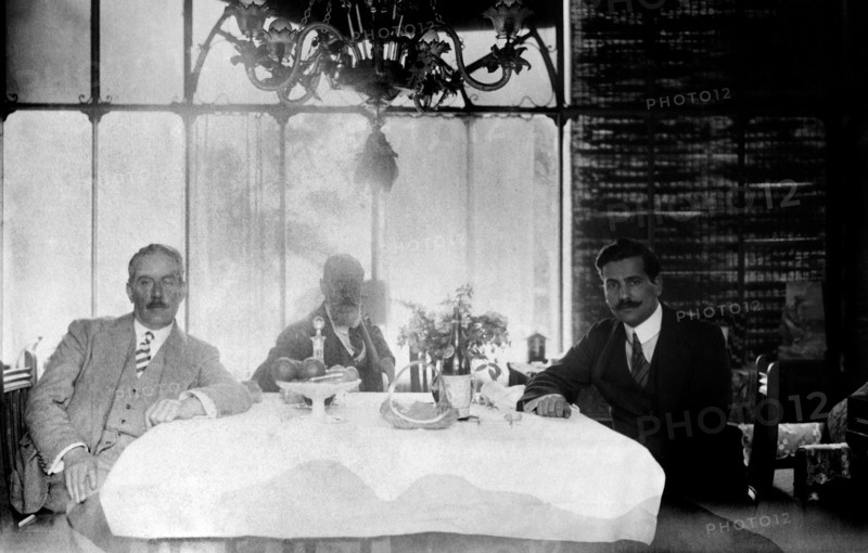 portrait de giacomo puccini dans la maison de torre del lago, viareggio, avec le maestro carlo carignani et un journaliste, 1858-1924