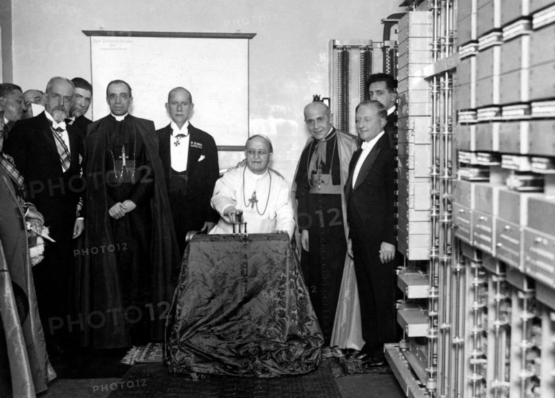 Le pape Pie XI bénissant le premier central téléphonique, 1930