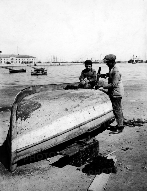 un charpentier répare une coque, 1920