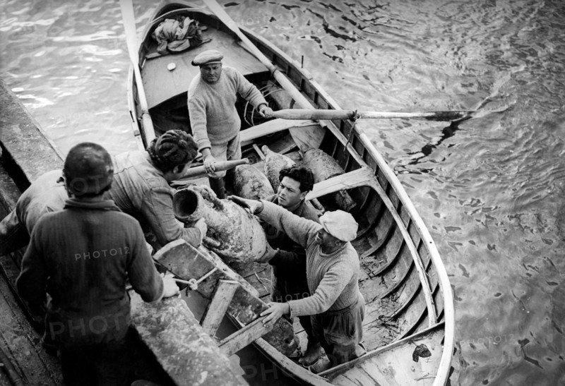 des marins récupèrent des amphores dans la mer Ligure, 1950