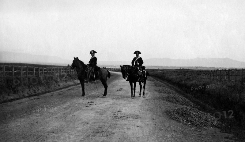 Carabiniers sur une route romaine, 1920