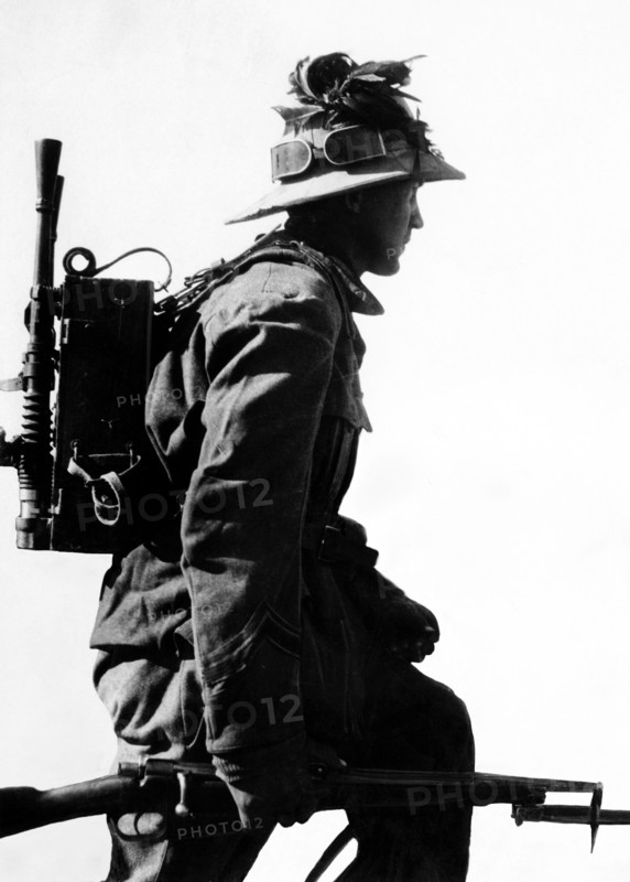 marcheur avec un fusil, 1930-1940