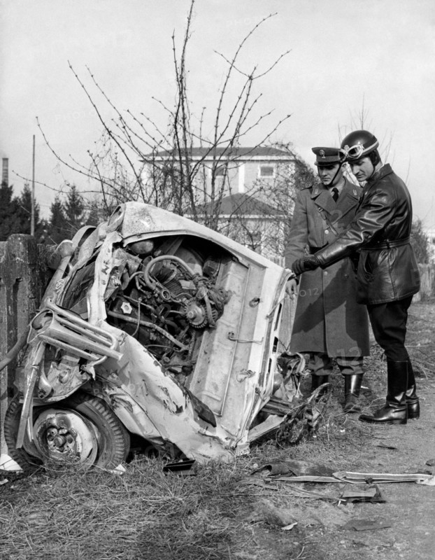 agents de la circulation et restes d'une voiture après une collision avec un train, 1961