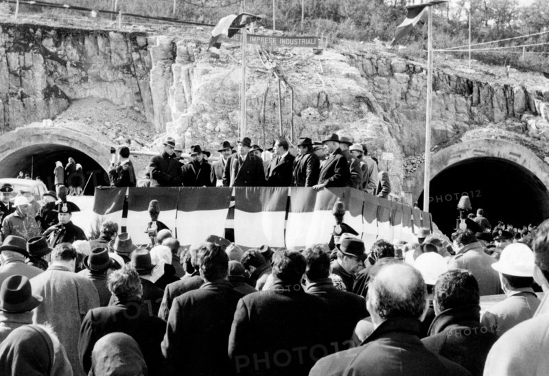 construction de routes, aquila, genzano, cérémonie d'achèvement de la galerie de la colline, 1968