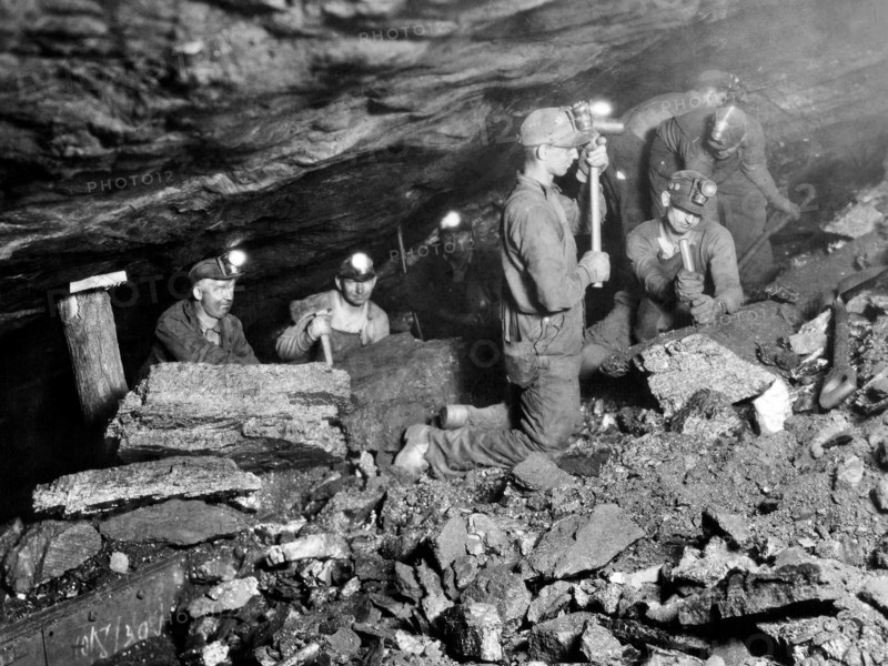 ouvriers dans une mine de charbon d'asaska, 1950 1960