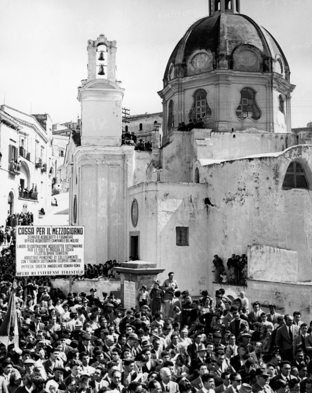 aqueduc sous-marin pour procida et ischia, habitants et touristes regardent l'événement, 1960