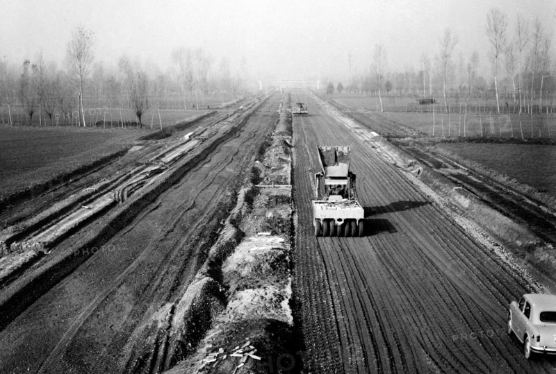 construction de routes, autostrada del sole, compactage au rouleau et au pied, 1958