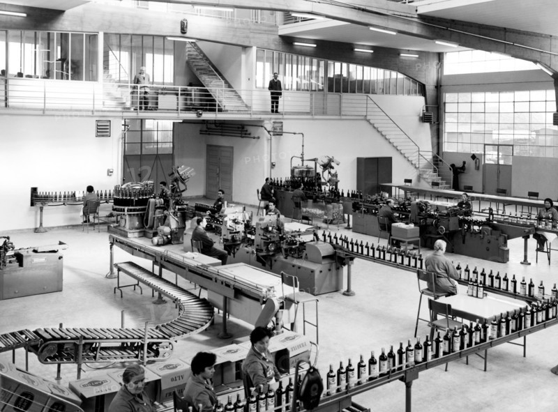 industrie des liqueurs, société martini et rossi, département d'embouteillage, 1965