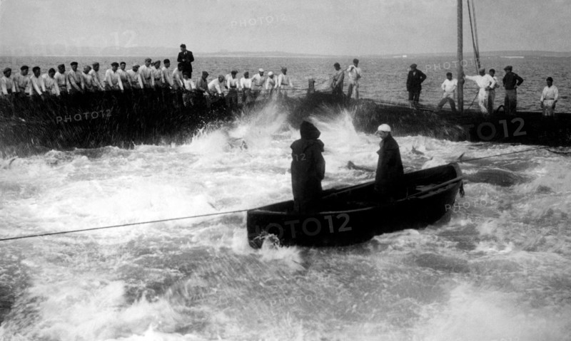 pêche au thon avec des filets en coco en sicile, 1952