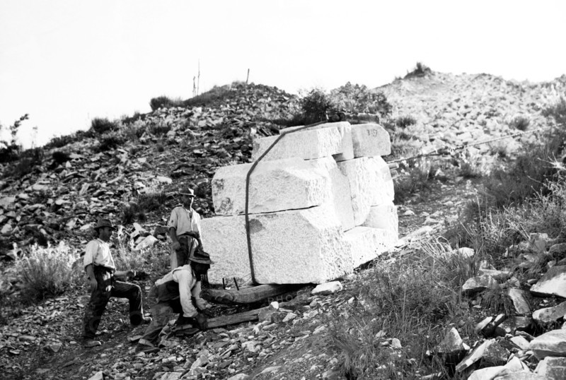 déplacement de blocs de marbre extraits, 1952