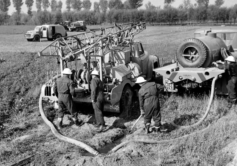 équipe d'exploration pétrolière utilisant la méthode de sismique réflexion, 1955
