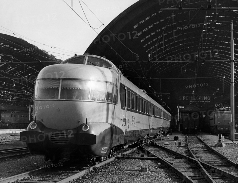 gare centrale de milan, sortie du train etr 303 settebello, 1960