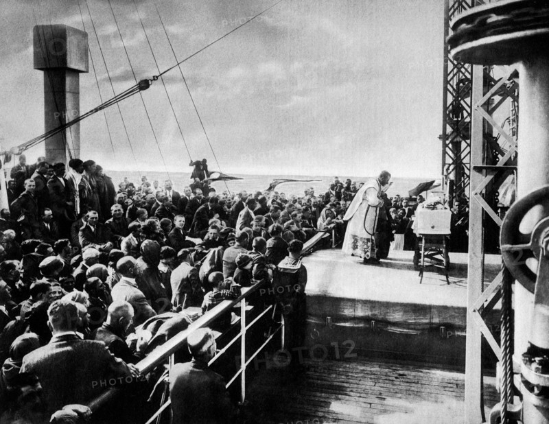 marine, motorship giulio cesare, émigrants assistant à la messe, 1930