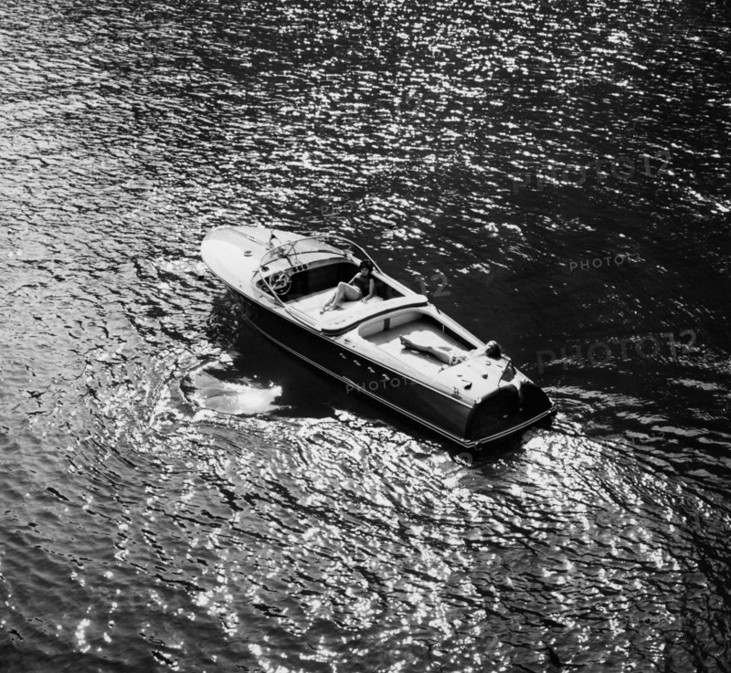 touriste sur le bateau à moteur tritone du chantier naval de riva di sarnico, 1961