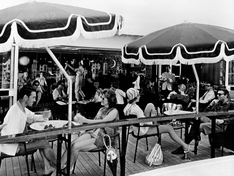 passagers au bar de la véranda du leonardo da vinci, 1961