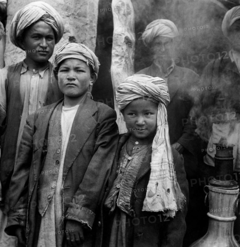 devant une maison de thé près d'un samovar, 1956