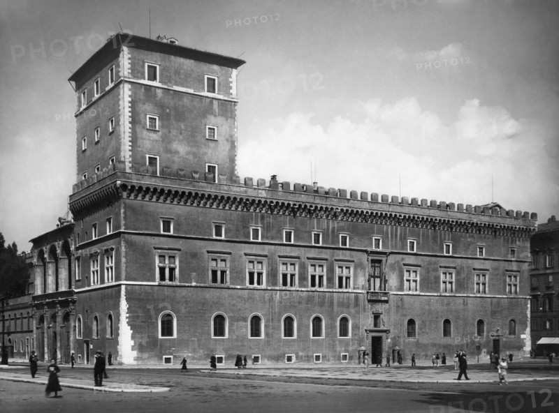 italie, rome, façade du palazzo venezia, 1933
