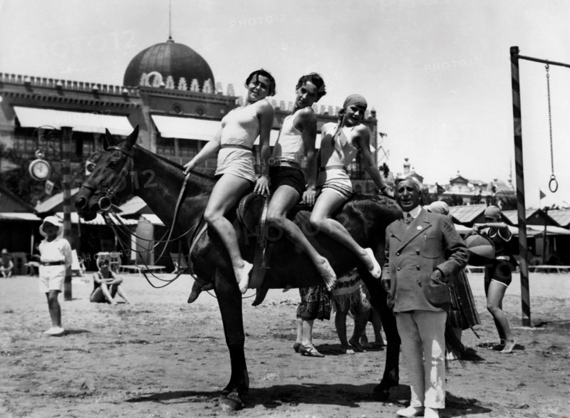 sur la plage de l'hôtel excelsior sur le lido de venise, 1927