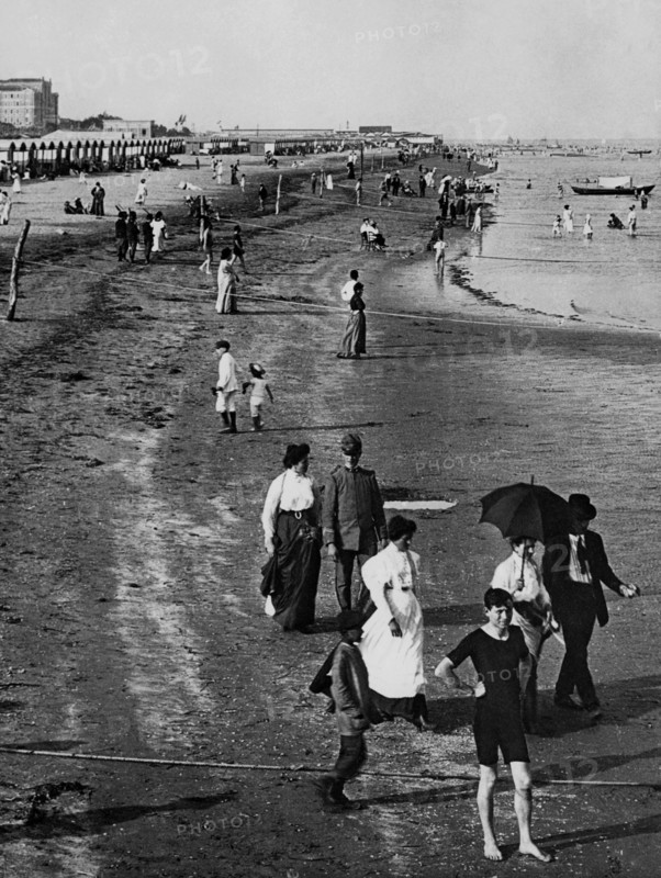 italie, lido de venise, promenade sur le rivage du lido de venise, 1910
