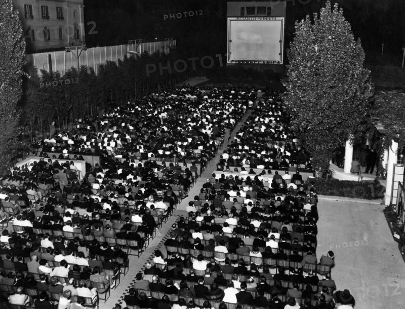 italie, lido de venise, vue du jardin de l'hôtel excelsior sur le lido de venise, 1936
