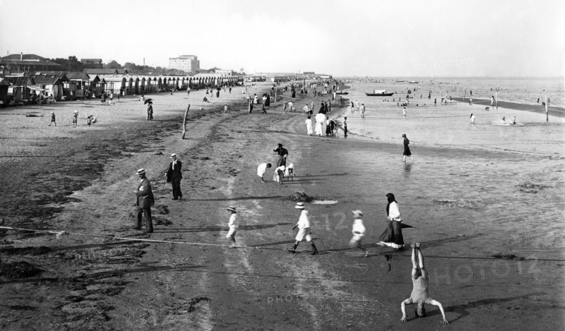 italie, lido de venise, promenade sur la rive du lido de venise, 1910