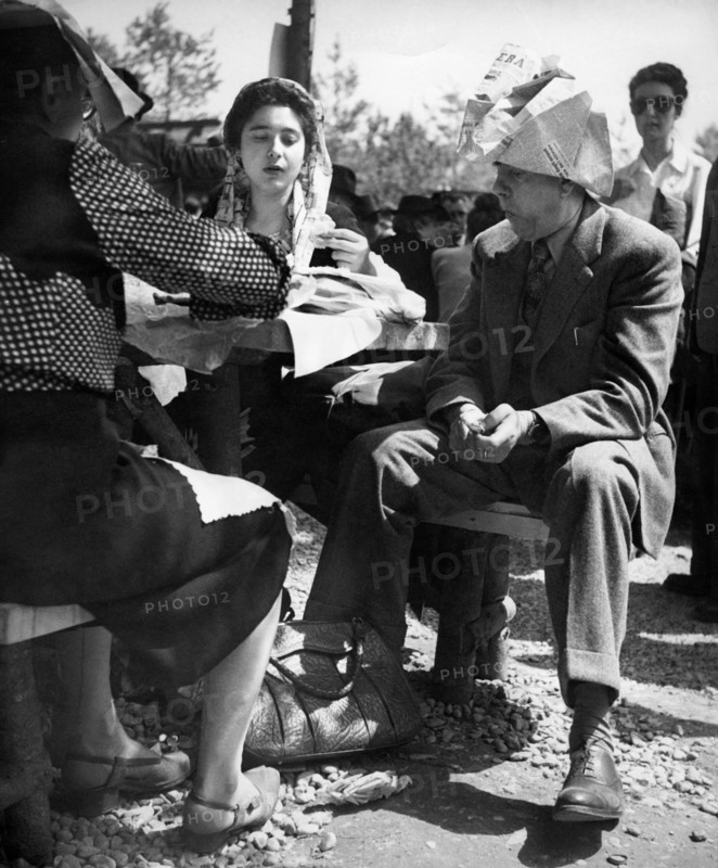 italie, lombardie, milan, collation d'une famille visitant la XXIVe édition de la foire commerciale, 1951