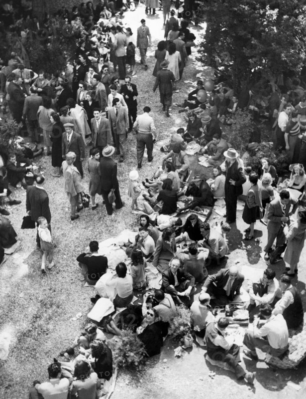 italie, lombardie, milan, collation et sieste des visiteurs de la XXIVème édition de la foire, 1951