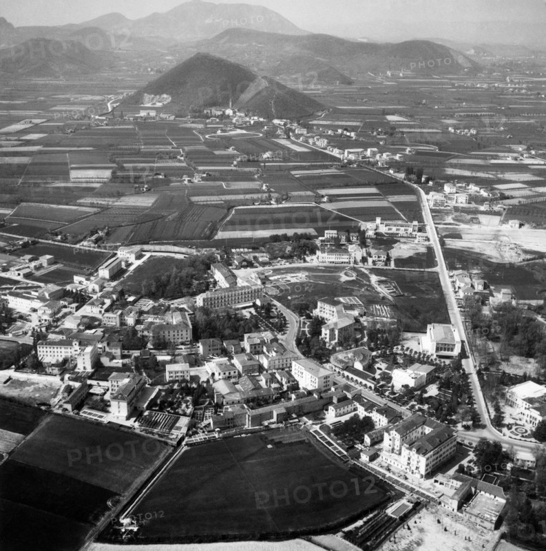 italie, veneto, vue aérienne de la station thermale d'abano terme, colli euganei, 1960