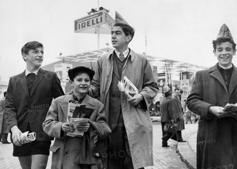 italie, lombardie, milan, visiteurs à la recherche de dépliants publicitaires lors de la XXIVe édition de la foire, 1951