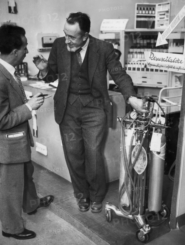 italie, lombardie, milan, un stand au pavillon médical de la XXIVe édition de la fiera campionaria, 1951