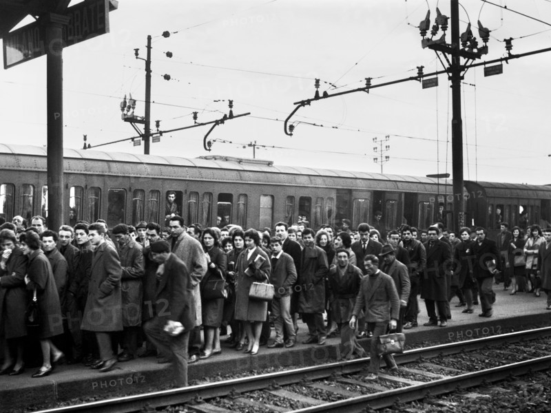 italie, lombardie, milan, travailleurs de banlieue à la gare de lambrate, 1962