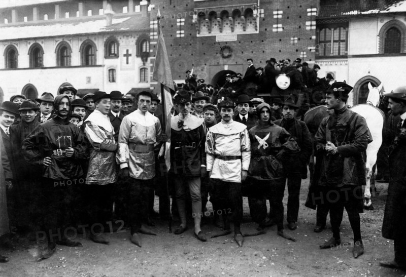 italie, milan, goliards dans la cour du château sforzesco, 1900 1910