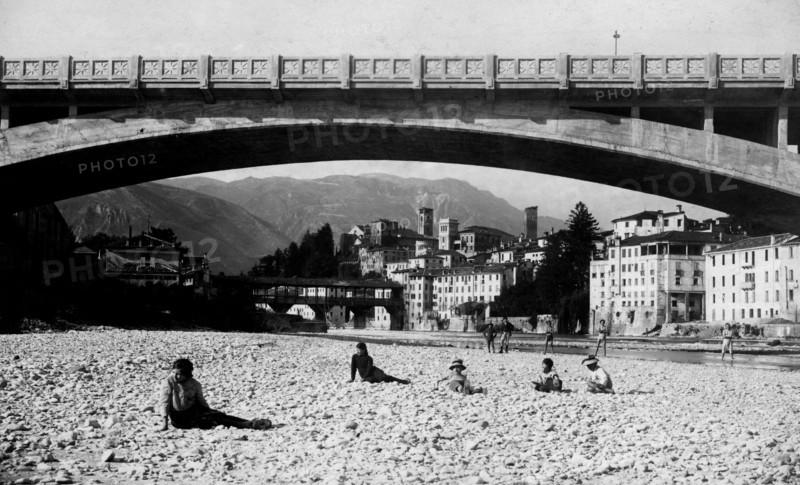 italie, veneto, le vieux pont de bassano del grappa sur les rives de la rivière brenta, 1910 1920