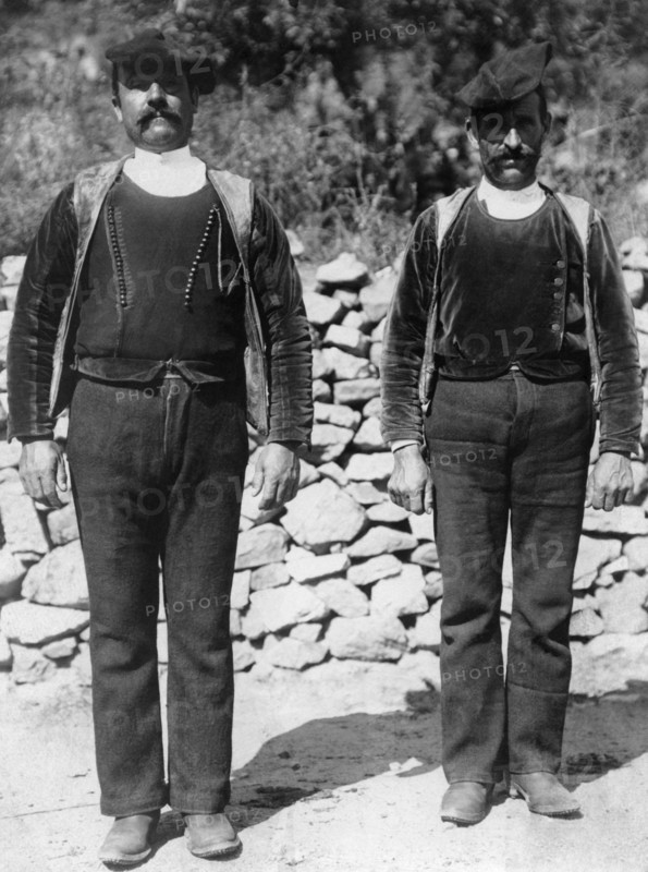 italie, sardaigne, deux hommes en costume traditionnel, 1910 1920