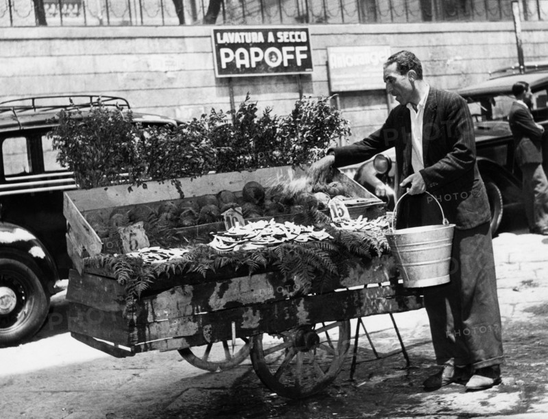 italie, campanie, naples, vendeur de rue, 1956