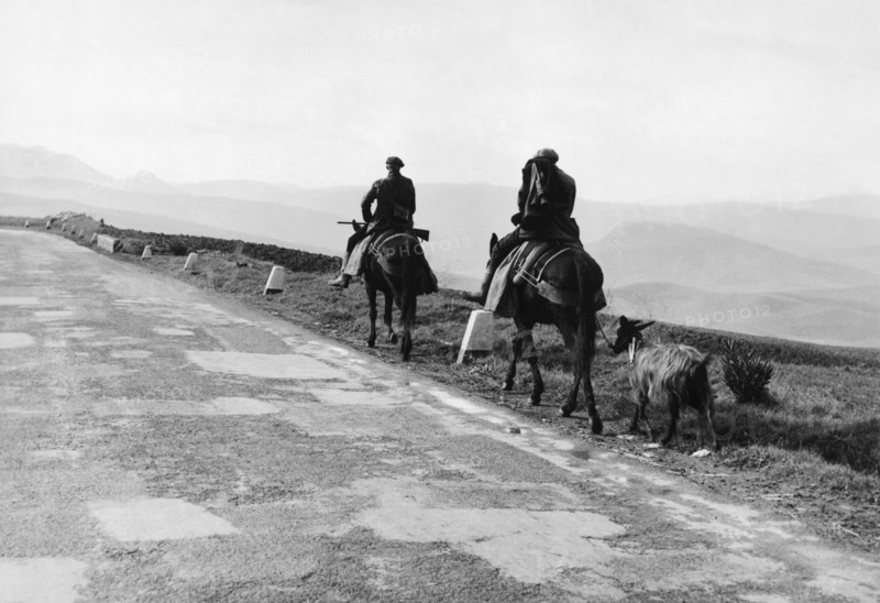 italie, sicile, palma di montechiaro, hommes à cheval, 1967