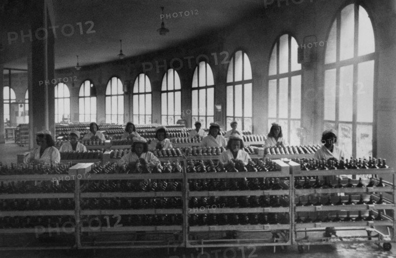 italie, abruzzes, femmes au travail dans une distillerie à aurum, 1950