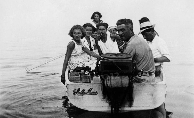 italie, toscane, dans la mer au large de l'île de capraia, un groupe de personnes dans un bateau, 1920 1930