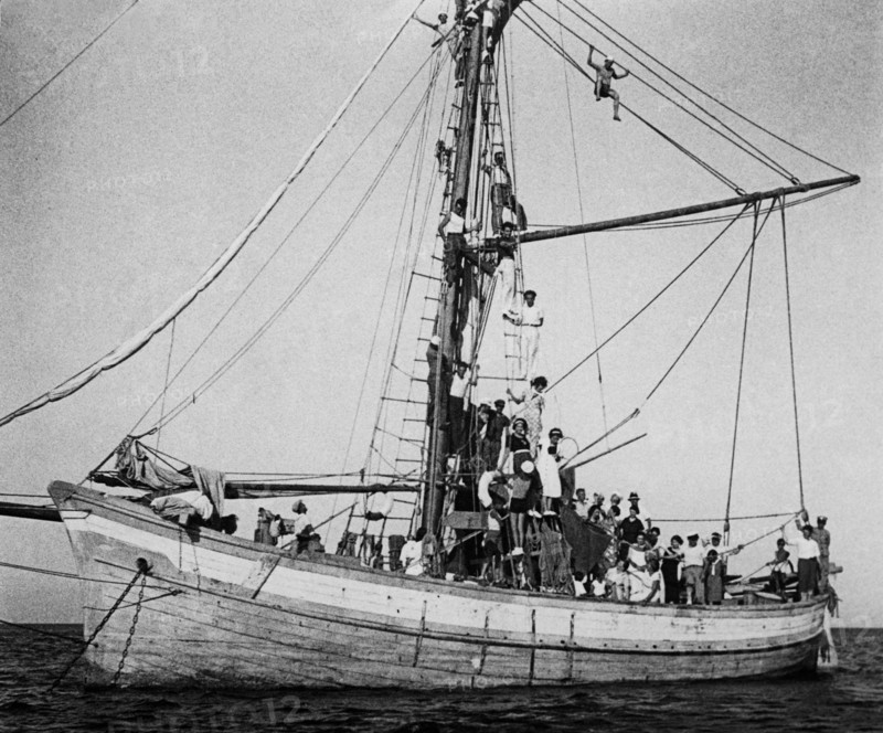 italie, toscane, île de capraia, bateau touristique ancré dans le golfe de saline, 1920 1930