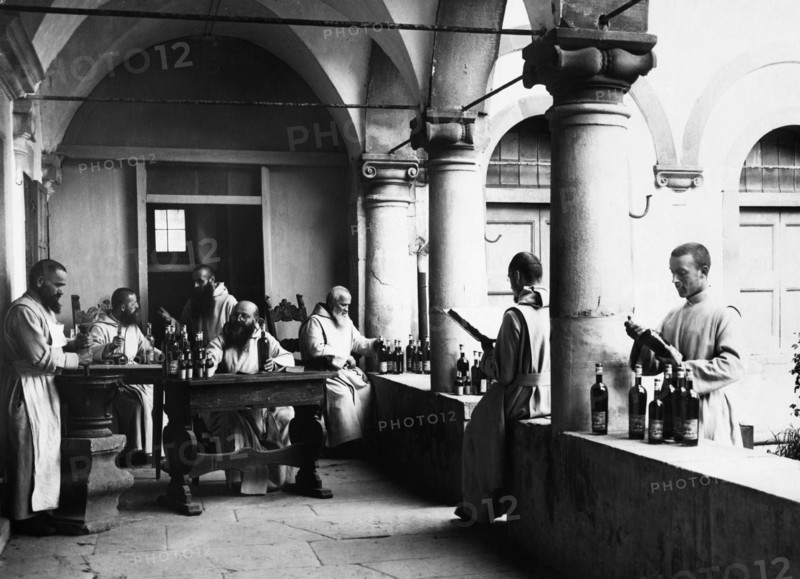 italie, toscane, camaldoli, moines pendant la fabrication de la liqueur lacrima d'abeto, 1920 1930