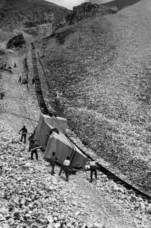 italie, toscane, carrara, lzzatura d'un bloc de marbre, 1930 1940