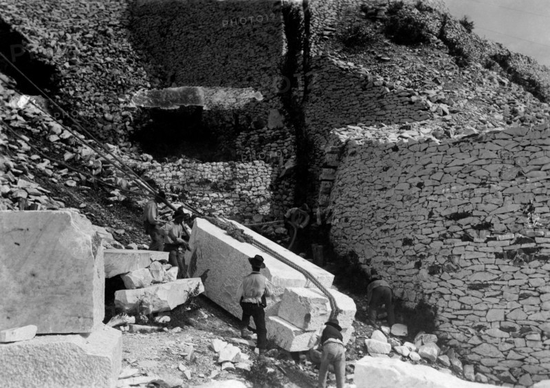 italie, toscane, carrara, lzzatura à la main d'un bloc de marbre, 1930 1940