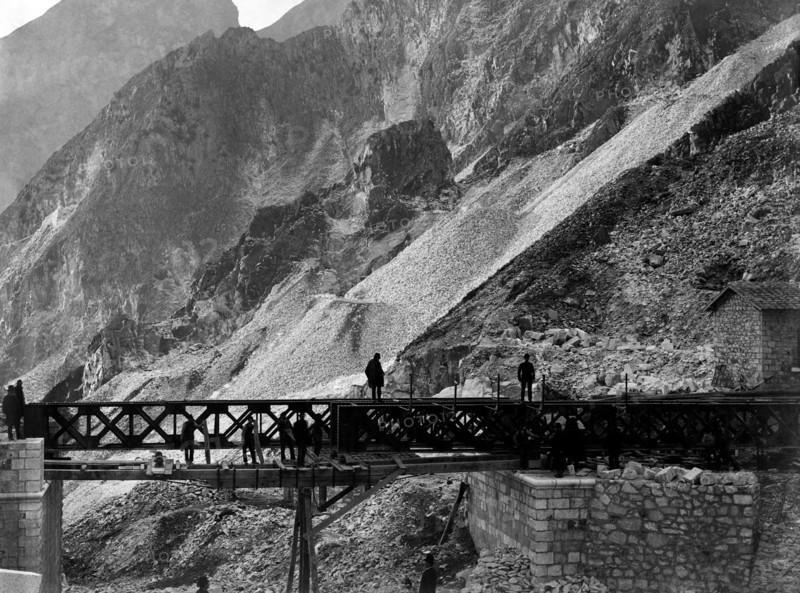 italie, toscane, carrara, construction du chemin de fer du marbre, 1920 1930